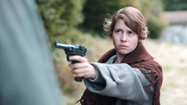 Luise mit einer Pistole (Luise Aschenbrenner). | Bild: 27 Film Production GmbH