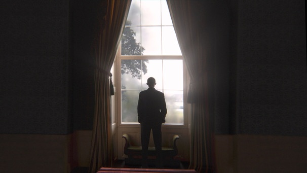 Präsident Obama vor einem Fenster im Weißen Haus und mit Blick nach draußen. | Bild: ARTE France/BR/Dror Moreh Productions/Katuh Studio/Les Films du Poisson/SWR/The Barack Obama Presidential Library