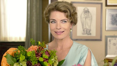 Blumen für die Dame: Vera (Gudrun Landgrebe) feiert 50. Geburtstag. | Bild: ARD Degeto/Reiner Bajo