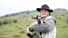Heidi Sattes-Müller im Portrait mit einem Lamm. | Bild: BR/Rudi Ott