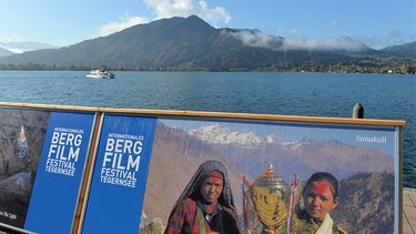 Plakate zum Bergfilmfest am Seeufer | Bild: tegernsee.com