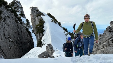 Drei Bergsteiger im Schnee | Bild: BR/Elena Blume