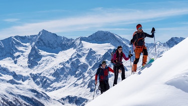 Skibergsteiger im Anstieg bei Sonnenschein | Bild: BR/Lukas Pilz