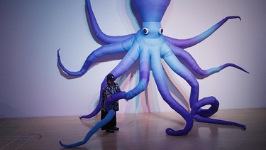 Ein riesiger blauer Stoff-Oktopuss | Bild: BR
