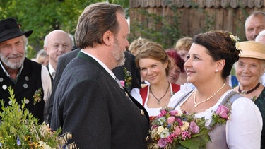 Dahoam is Dahoam: Moni und Benedikt heiraten. Von links: Benedikt Stadlbauer (Andreas Geiss) und Monika Vogl (Christine Reimer). | Bild: BR/Jo Bischoff