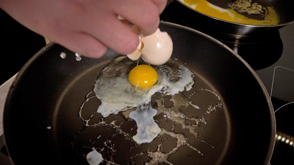 Dahoam is Dahoam: Severin (Andi Giesser) schlägt Ei in einer Pfanne auf. | Bild: BR/Markus Walsch
