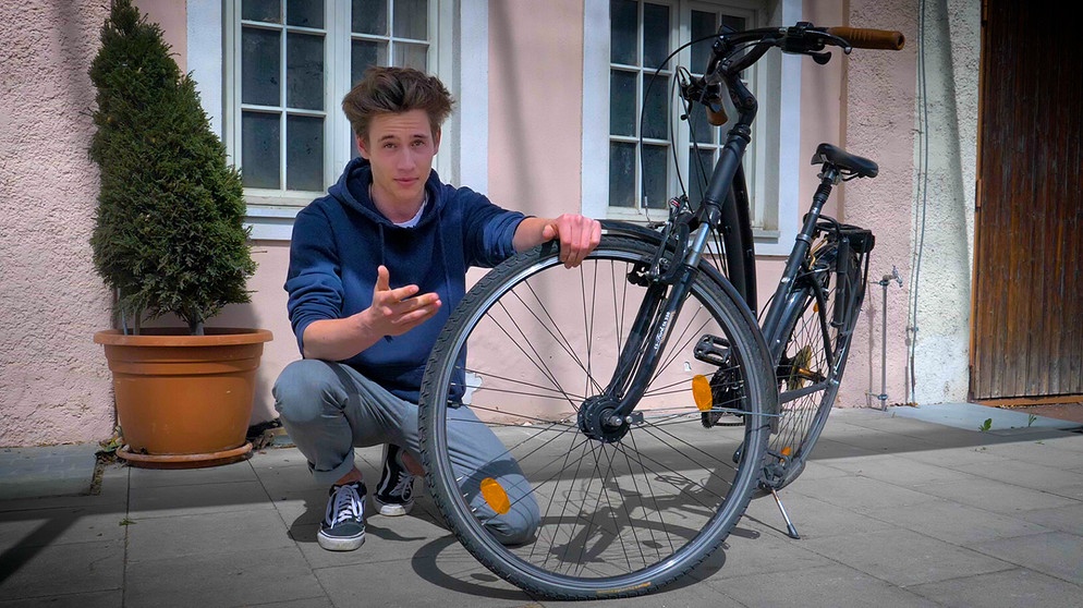 Dahoam is Dahoam: Joschi (Adrian Bräunig) mit repariertem Fahrrad. | Bild: BR/Markus Walsch