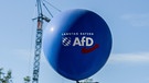 Blauer Luftballon mit Schriftzug "Landtag Bayern -  AfD" | Bild: picture alliance / ZUMAPRESS.com | Sachelle Babbar