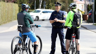 Polizisten kontrollieren Radfahrer | Bild: picture alliance / HMB Media/ Heiko Becker | Heiko Becker
