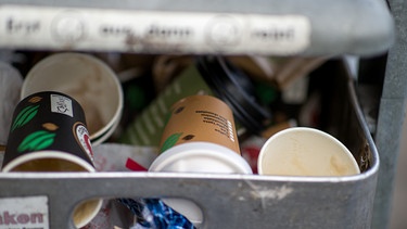 Benutzte Einweg-Kaffeebecher liegen in einem Mülleimer. | Bild: picture alliance/dpa | Daniel Karmann