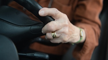 Hände einer alten Frau am Steuer eines Autos | Bild: picture alliance / dpa | Felix Kästle