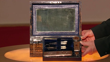 Dieses englische "Beauty Case" ist ein besonderes Sammlerstück. Seine Silberwerkzeuge dienten der gepflegten Schönheit auf Reisen. Die Messingplakette auf dem Deckel deutet es an: Wurde es eventuell für einen Gentleman gemacht? Geschätzter Wert: 1.500 Euro | Bild: BR