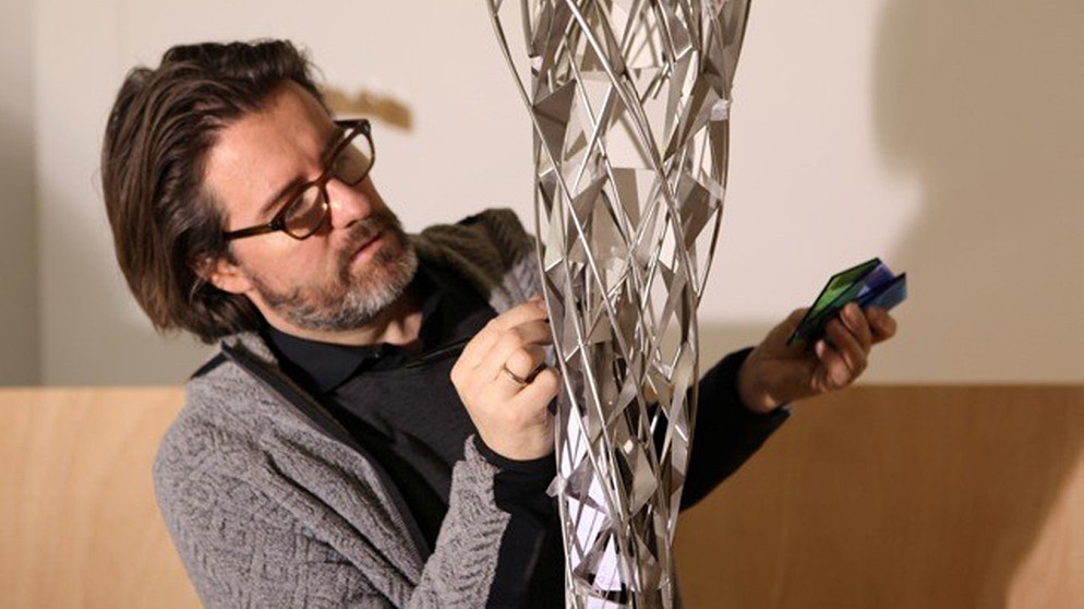 Am Modell für die Lichtskulptur "Wirbelwerk" sucht Olafur Eliasson die Farben der Glasdreiecke aus | Bild: Studio Olafur Eliasson, Berlin