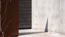 Stahl, Holz, Beton - Materialtrilogie im Eingangsbereich | Bild: Sabine Reeh