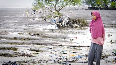 Nina, ein 12-jähriges Mädchen aus Surabaya, Indonesien, protestiert gegen Umweltverschmutzung durch Plastik. | Bild: BR/a&o buero filmproduktion