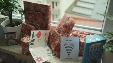 Geschenke und Karten zu Chanukkah, das Fest der Lichter, immer ein Grund nach Hause zu kommen | Bild: BR