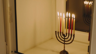 Kerzen angezündet zum jüdischen Lichterfest Chanukka  | Bild: BR