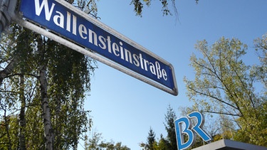 Straßenschild Wallensteinstraße und BR-Logo | Bild: BR-Studio Franken/Frank Staudenmayer