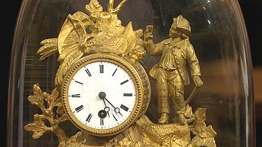 Spritzguss-Uhr. Ende des 19. Jahrhunderts kamen Rokoko-Uhren wieder groß in Mode, doch die Originale waren selten und teuer. Solche in Massen industriell gefertigten Zinkspritzguss-Uhren waren die Lösung! Geschätzter Wert: 300 bis 500 Euro | Bild: Bayerischer Rundfunk