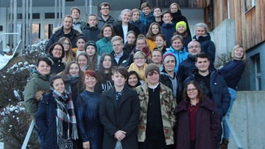 Gruppenbild der Teilnehmer aus den Workshops in Oberammergau. | Bild: BR
