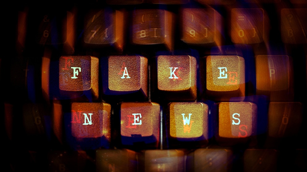 Schriftzug "Fake News" auf einer Computertastatur | Bild: picture alliance/Bildagentur-online