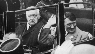 Historische Aufnahme: Adolf Hitler mit Reichspräsident Paul von Hindenburg in einem Auto 1933 | Bild: picture-alliance / Mary Evans Picture Library