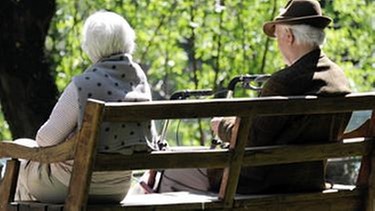 Senioren auf einer Bank im Englischen Garten | Bild: picture-alliance/dpa