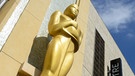 Eine überlebensgroße Oscar-Statue steht am 22. Februar vor dem Dolby Theatre in Hollwood. | Bild: dpa-Bildfunk