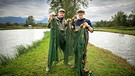 Von links: Sebastian Bezzel und Simon Schwarz beim Kreisfischereiverein Rosenheim. | Bild: BR/Film Five GmbH/Ralf Wilschewski