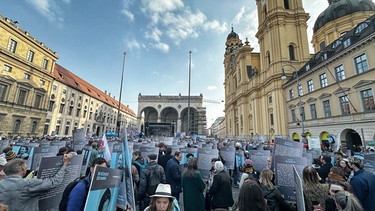 Die Rückkehr der Namen Abschlussveranstaltung Odeonsplatz | Bild: BR /Markus Konvalin