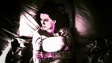 Frau liegt im Bett | Bild: colourbox.com/Montage BR