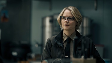 This image released by HBO shows Jodie Foster in a scene from "True Detective: Night Country." | Bild: picture alliance / ASSOCIATED PRESS | Uncredited