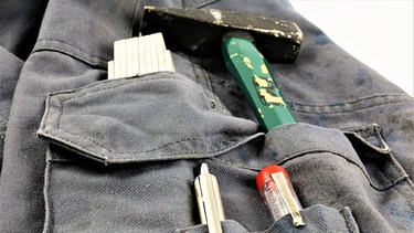 Ein Hammer und anderes Werkzeug stecken in einer Tasche | Bild: colourbox.com