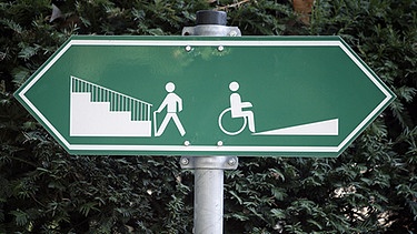 Sybmbolbild: Ein Wegweiser für Rollstuhlfahrer | Bild: picture-alliance/dpa