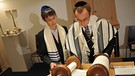 Münchner liberale jüdische Gemeinde Beth Shalom: Ein junger Mann und Rabbiner Tomas Kucera (rechts) proben den Bar-Mitzwa-Gottesdienst | Bild: picture-alliance/dpa