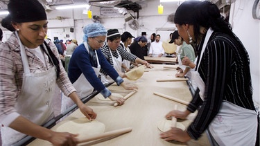 Israelische Frauen fertigen ungesäuerte Brote | Bild: picture-alliance/dpa