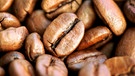 Nahaufnahme von gerösteten Kaffeebohnen | Bild: picture-alliance/dpa