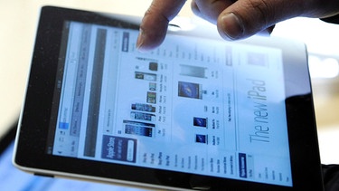 Mann bedient iPad | Bild: picture-alliance/dpa