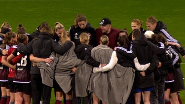 Die Clubfrauen stehen beeinander, nachdem ihr Abstieg in die 2. Bundesliga entschieden wurde. | Bild: BR