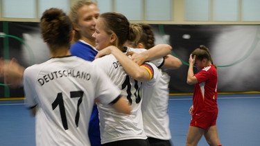 Die gehörlosen Damen-Futsalerinnen beim Torjubel | Bild: BR