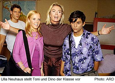 Ulla Neuhaus stellt der Klasse von Dominik die neuen Mitschler Toni und Dino vor