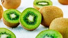 Kiwi auf einem Teller | Bild: mauritius images / Axel Killian