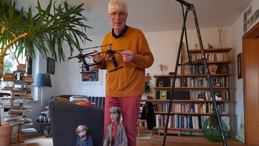 Puppenspieler Martin Prochaska mit zwei seiner Marionetten | Bild: BR-Sarah Khosh-Amoz